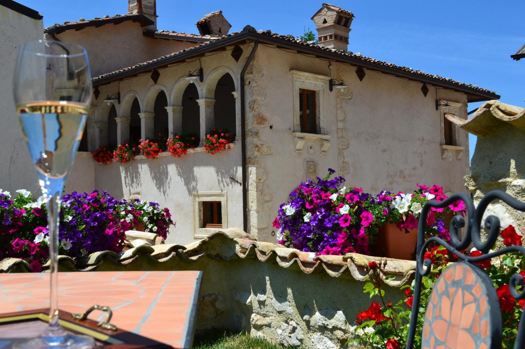 Palazzo La Loggia * Barisciano